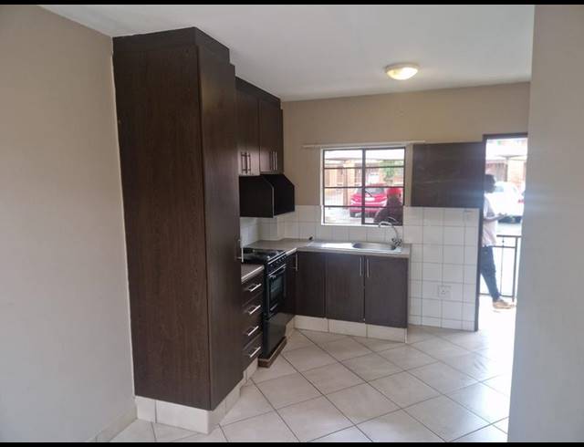 1 BEDROOM APARTMENT FOR SALE IN KEMPTON PARK